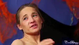 Зрелая шлюшка пришла на порно хеллуин и пососала мужику хуй