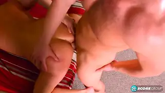 Зрелая жопастая брюнетка захотела трахнуться в очко с парнем