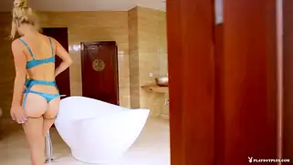 Красотка Алана Вульф раздевается и позирует голой в джакузи
