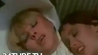 Лысый мужик становится жертвой возбужденной женщины в психиатрической больнице
