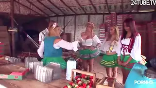Лысый татуированный негр трахается раком с латинкой на диване и полу.