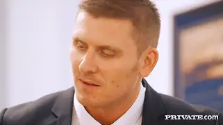 Секс на работе с горячей штучкой и парнем кончается камшотом