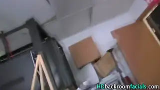 Тёлочка с шикарной попкой активно прыгает на члене мужика