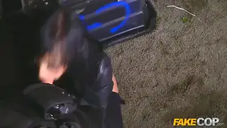 Коп пользуется своим положением и трахается со шлюхой на стройке