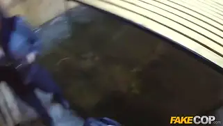 Коп пользуется своим положением и трахается со шлюхой на стройке