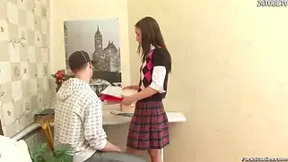 Русская студентка снимает юбку и получает по полной в свою тугую жопку.
