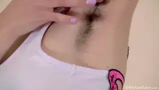 Девушка сует пальцы в волосатую дырку и кончает от мастурбации