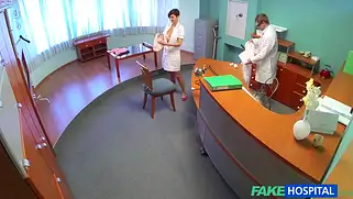Врач выебал санитарку у себя в кабинете и кончил на телочку