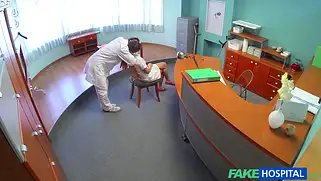 Врач выебал санитарку у себя в кабинете и кончил на телочку