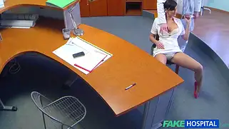 Врач выебал санитарку у себя в кабинете и кончил на телочку