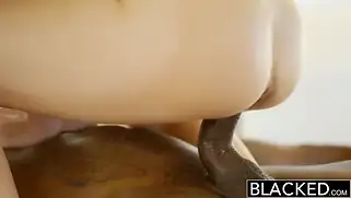 Красотка Скай Вест повисла на хую мощного негра во время траха