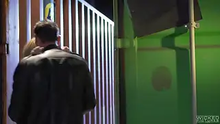 Экстремальный секс на ящике, ночью, среди контейнеров и складов