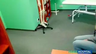 Доктор хотел проверить пизду блондинки, а сам туда кончил