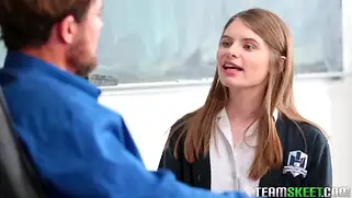 Алиса заигрывает со взрослым мужиком и получает секс на столе