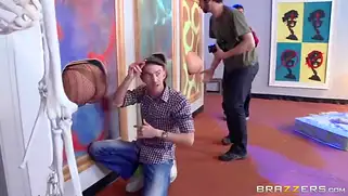 Пошлый художник рисует на голых жопах девушек и ебет их потом