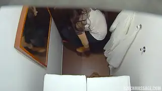 Баба с квадратной жопой ходит на массаж пизду к красавчику парню