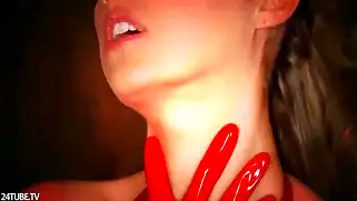 Горячая Сара в Red Latex дрочит себе пальчиками