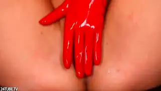 Горячая Сара в Red Latex дрочит себе пальчиками