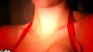 Горячая Сара в Red Latex дрочит себе пальчиками