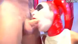 Шлюшка в костюме Харли Куинн сосёт и трахается с мужиком в маске