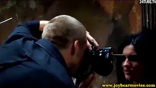 Седой фотограф трахает текущую киску модели и кончает ей на живот.