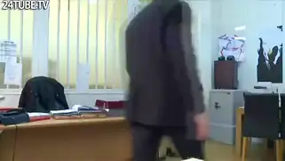 Парень позвал своих корешей на групповуху с женой прямо в офисе
