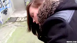 Девушка в зимней куртке сосет хуй на улице и встает раком