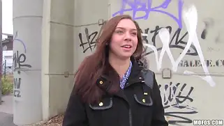 Девушка в зимней куртке сосет хуй на улице и встает раком