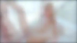 Очкарик глубоко и сильно трахает свою телочку длинным членом