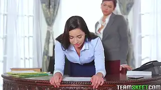 Начальница ебет провинившуюся девушку в киску стапоном раком