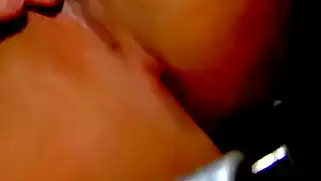 Сексуальная блондинка получает анальный трах и кончает в жопу.