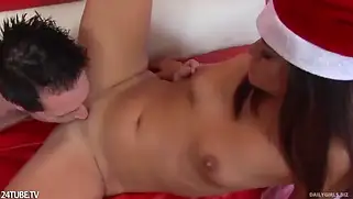 Парень трахает брюнетку и кончает ей прямо в киску.