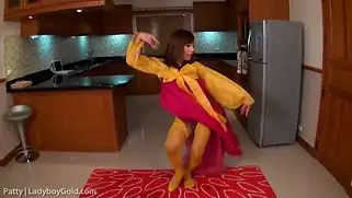 Транс в желтых колготках облизывает самотык языком и дрочит хуй