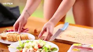 Кулинарное шоу, где девушка ведущая разделась догола и дрочит