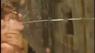 Телочку заливают водой и связывают во время бдсм шоу с парнем