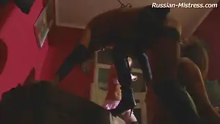 Послушный мужик радостно лижет киски и ноги двум русским сучкам