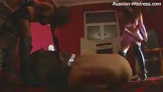 Послушный мужик радостно лижет киски и ноги двум русским сучкам