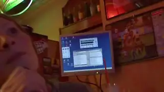 Пикапер заводит красоток в туалет бара и трахает одну из сучек