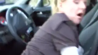 Банкиршу с белым воротничком снял пикапер и кончил на лицо бабы