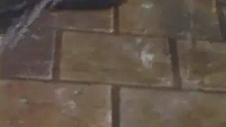 Рабыню брюнетку искупали в большом стакане и ебли секс машиной
