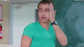 Парень прямо в раздевалке оттрахал молодых спортсменок