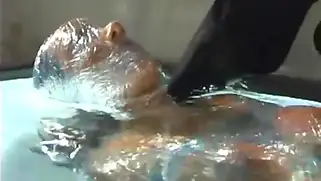 Сисястой брюнетке перетянули грудь и довели до оргазма в воде