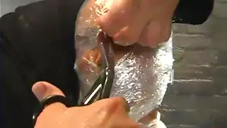 Сисястой брюнетке перетянули грудь и довели до оргазма в воде