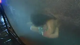Оператор секс машины трахнул красотку и посадил бабу в воду