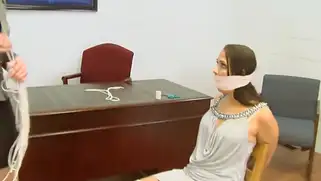 Симпатичную девушку в офисе начальница привязала к стулу и оставила