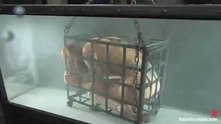 Бдсм оргазм татуированной шатенки во время связывания и купания