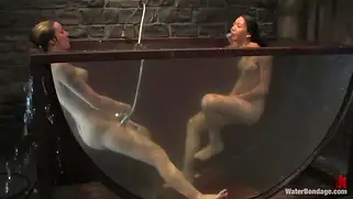 Водная бдсм сессия двух русалок со связыванием и дрочкой сучек